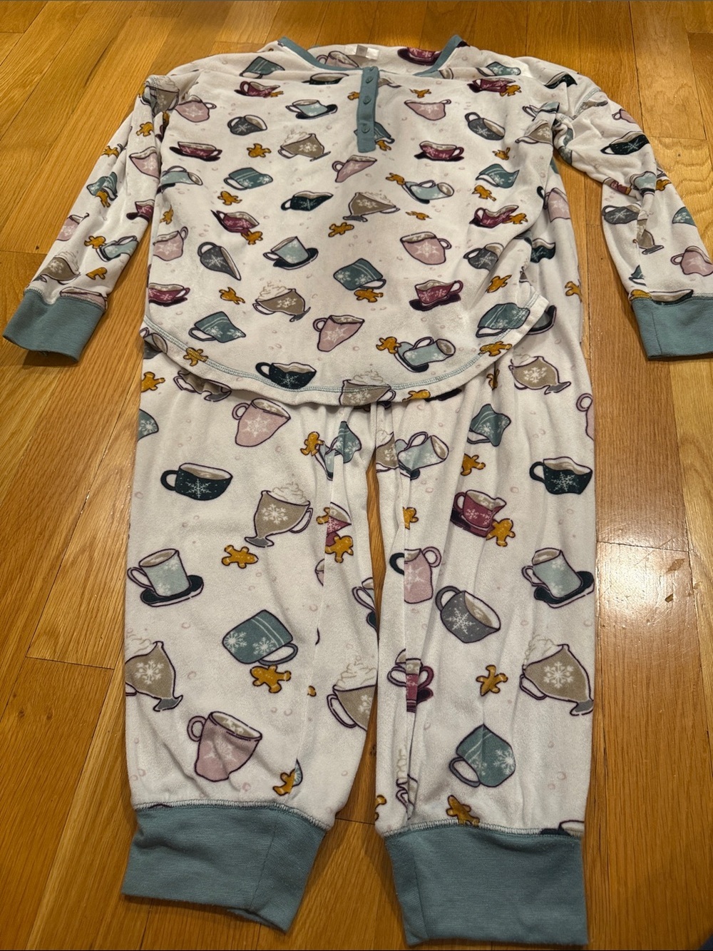 Secret treasures women’s 2 piece sleep set size top is medium bottom large .